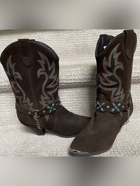 Dingo Brown Leather Upper Stitching Chain Faux Turquoise Silver Embellishments